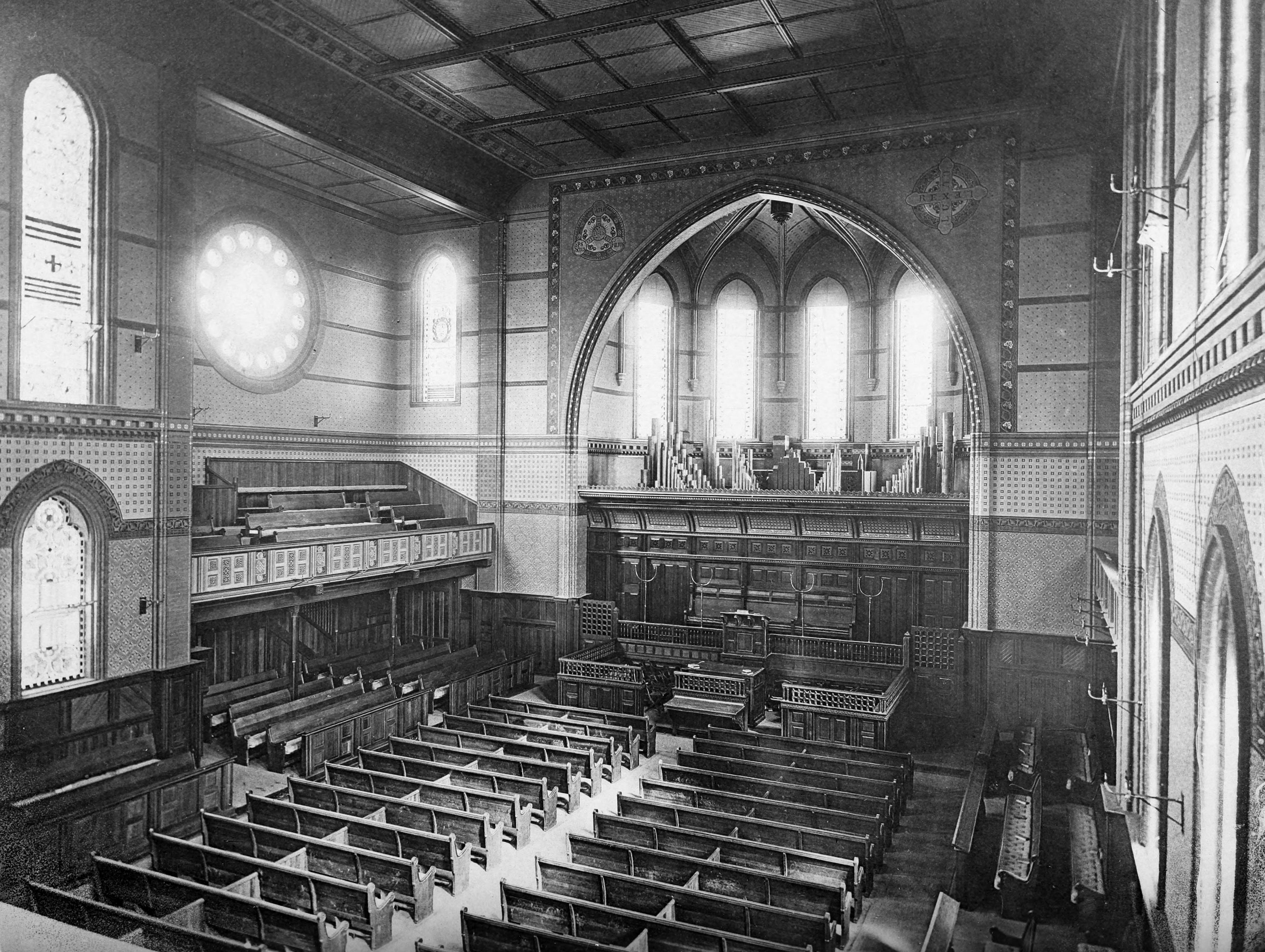 A black and white photo of the interior of Battell Chapel, taken from the balcony.